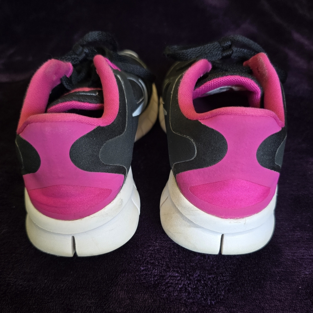 Nike Black and Pink Sneakers | Big Kid Size 3.5 - Picture 9 of 13